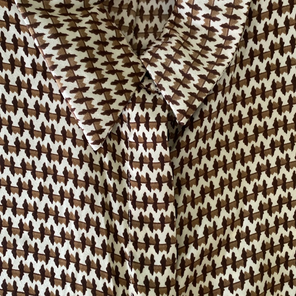 NWOT brown patterned women’s silky button down size medium - Picture 4 of 6